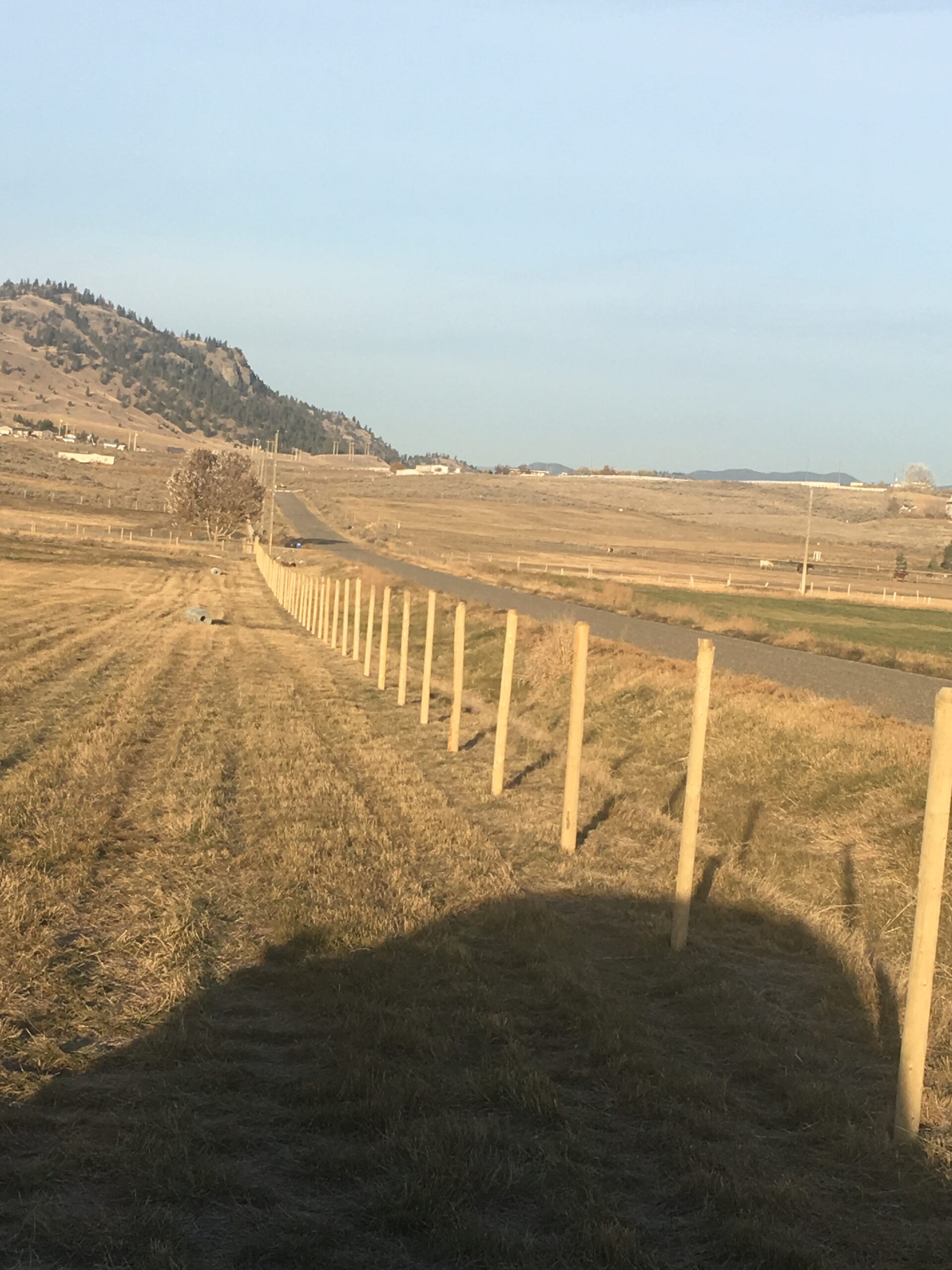 Constructing an agricultural farm fence